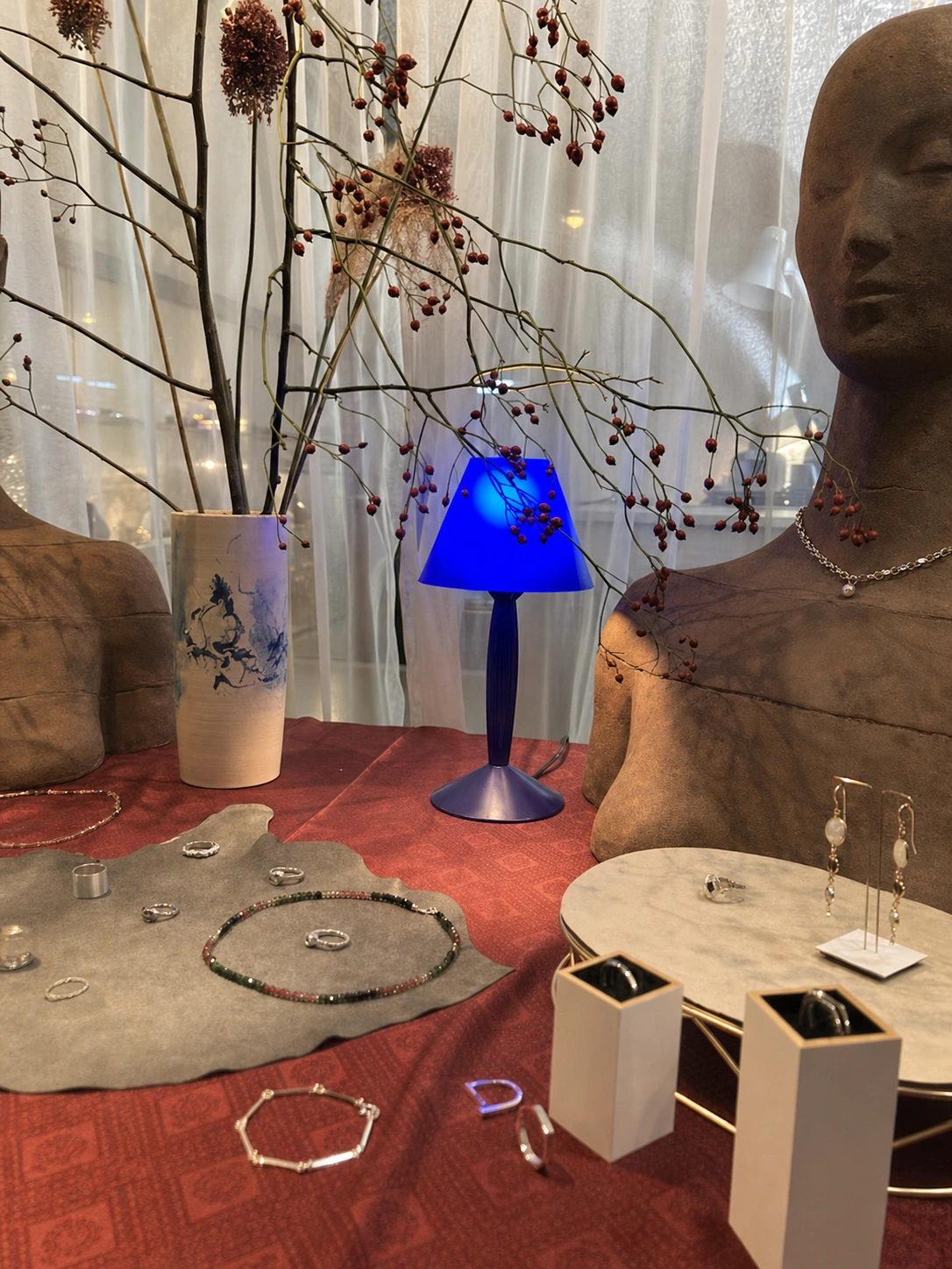 Schmuckpräsentation im Schaufenster des Ateliers am Linzer Pfarrplatz