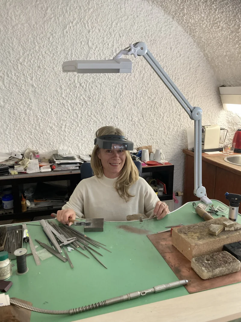 Renate Bauer an der Werkbank in ihrer Schmuckwerkstätte
