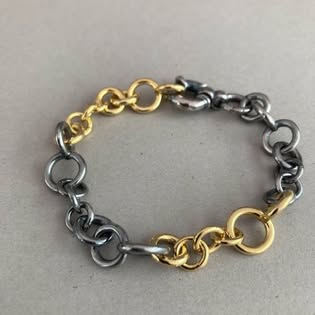 Armband aus geschwärztem Silber mit vergoldeten Gliedern