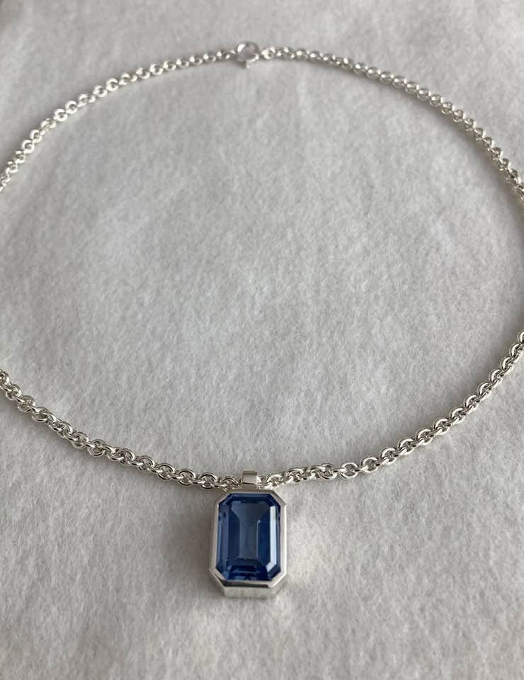 Silbercollier mit rechteckig facettiertem blauem Stein