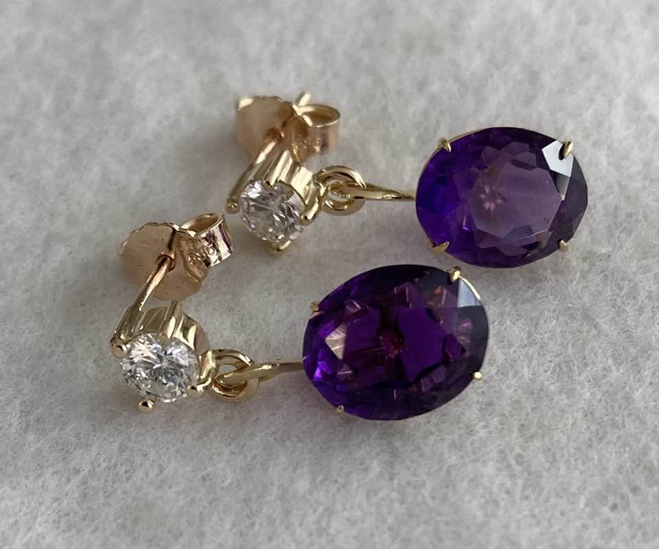 Goldene Ohrhänger mit Diamanten und violetten Amethysten
