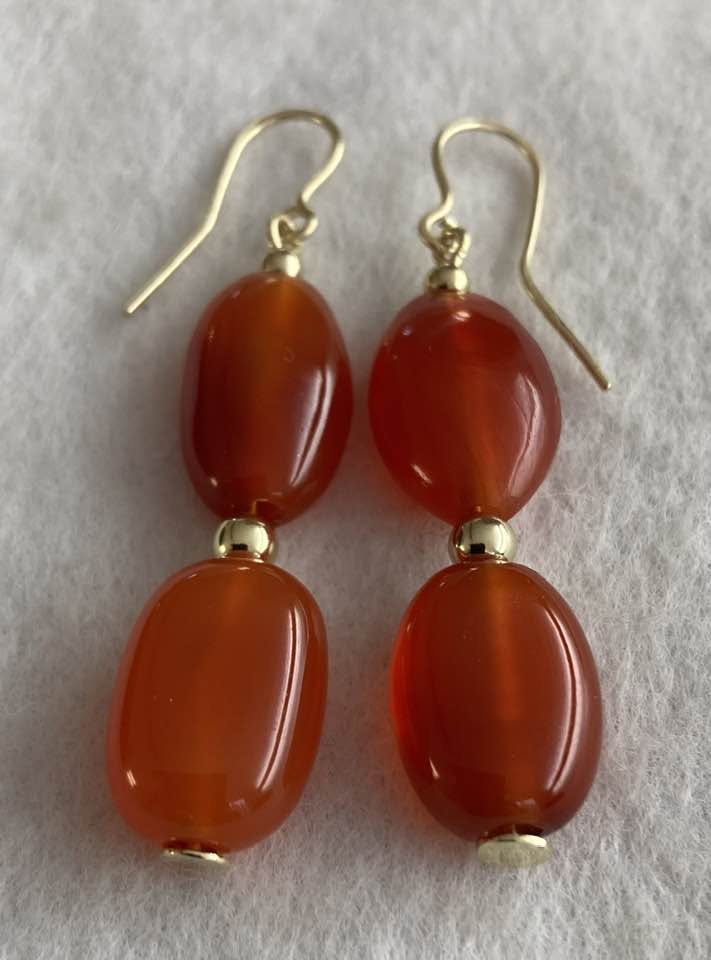 Goldene Ohrhänger mit vier orange-roten Karneolen