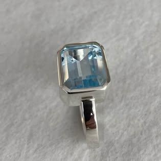 Silberring mit rechteckigem hellblauem Stein von vorne